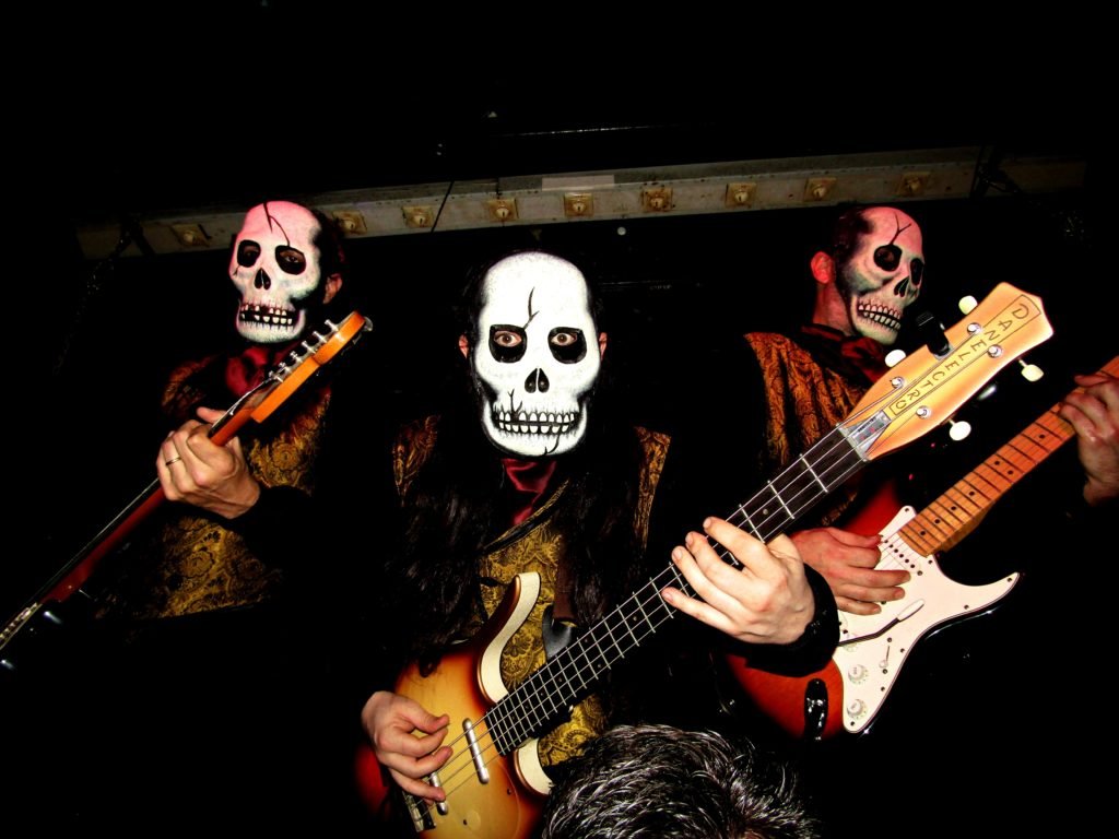 Los Tiki Phantoms anuncian su nuevo disco «Colección de Huesos» con el sello inglés Trash Wax